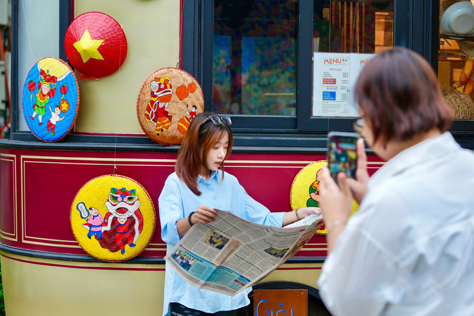 Muchos jóvenes vienen a hacer fotos. Muchos jóvenes vienen a hacer fotos.