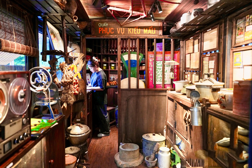 El nombre del lugar se inspira en la idea de continuar la misión de la red de cinco líneas de tranvía de Hanoi, desmantelada desde 1991. Es una parte indeleble de la memoria de los habitantes de la capital del siglo pasado. El nombre del lugar se inspira en la idea de continuar la misión de la red de cinco líneas de tranvía de Hanoi, desmantelada desde 1991. Es una parte indeleble de la memoria de los habitantes de la capital del siglo pasado.