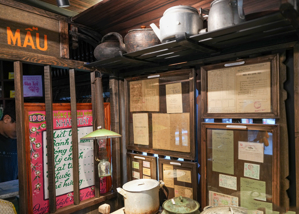 El área “Cocina”, con utensilios que pueden hallarse en cualquier familia en Hanói durante los años 1980 y 1990. El área “Cocina”, con utensilios que pueden hallarse en cualquier familia en Hanói durante los años 1980 y 1990.