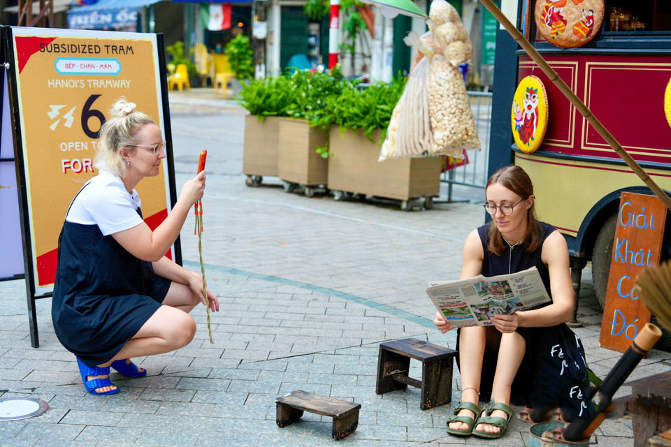 Turistas extranjeras curiosas con este segmento de la historia vietnamita. Turistas extranjeras curiosas con este segmento de la historia vietnamita.