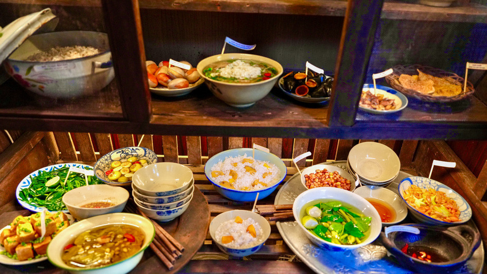 El área “Bandeja” recrea las comidas familiares de la referida etapa. El área “Bandeja” recrea las comidas familiares de la referida etapa.