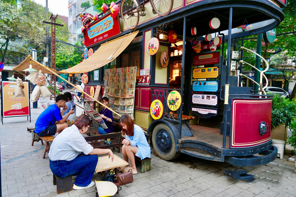 El primer piso del vagón sirve para exhibir objetos antiguos, como un museo en miniatura, mientras el segundo es la zona para comer y contemplar paisajes. Hay también un puesto de periódicos y otros rincones que evocan la vida en dicha época. El primer piso del vagón sirve para exhibir objetos antiguos, como un museo en miniatura, mientras el segundo es la zona para comer y contemplar paisajes. Hay también un puesto de periódicos y otros rincones que evocan la vida en dicha época.