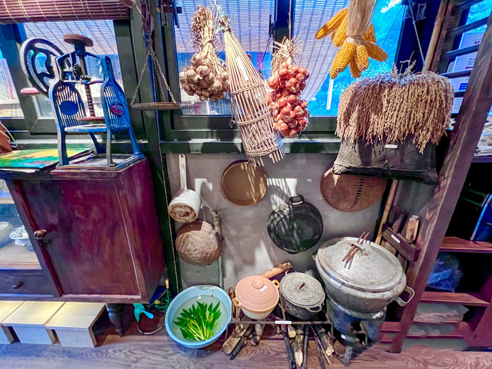 Los objetos son de colecciones o donados por la gente de Hanói. Los objetos son de colecciones o donados por la gente de Hanói.