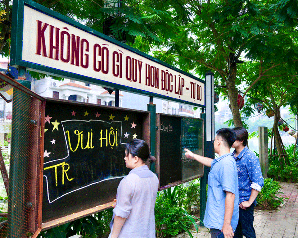 El boletín fuera del vagón muestra anuncios importantes y noticias en saludo al Día Nacional. Arriba se ve la frase del Presidente Ho Chi Minh “Nada es más precioso que la independencia y la libertad”. El boletín fuera del vagón muestra anuncios importantes y noticias en saludo al Día Nacional. Arriba se ve la frase del Presidente Ho Chi Minh “Nada es más precioso que la independencia y la libertad”.