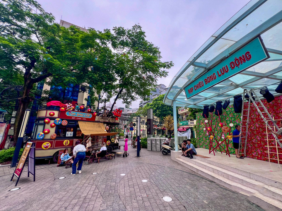 El sitio transporta a los visitantes al periodo de Bao Cap, que duró desde la liberación del sur del país hasta la activación de la política de "Doi Moi" (Renovación) de 1975 a 1986. En aquel período, la mayoría de las actividades económicas eran costeadas por el Estado, bajo el encuadre de una economía planificada. El sitio transporta a los visitantes al periodo de Bao Cap, que duró desde la liberación del sur del país hasta la activación de la política de "Doi Moi" (Renovación) de 1975 a 1986. En aquel período, la mayoría de las actividades económicas eran costeadas por el Estado, bajo el encuadre de una economía planificada.