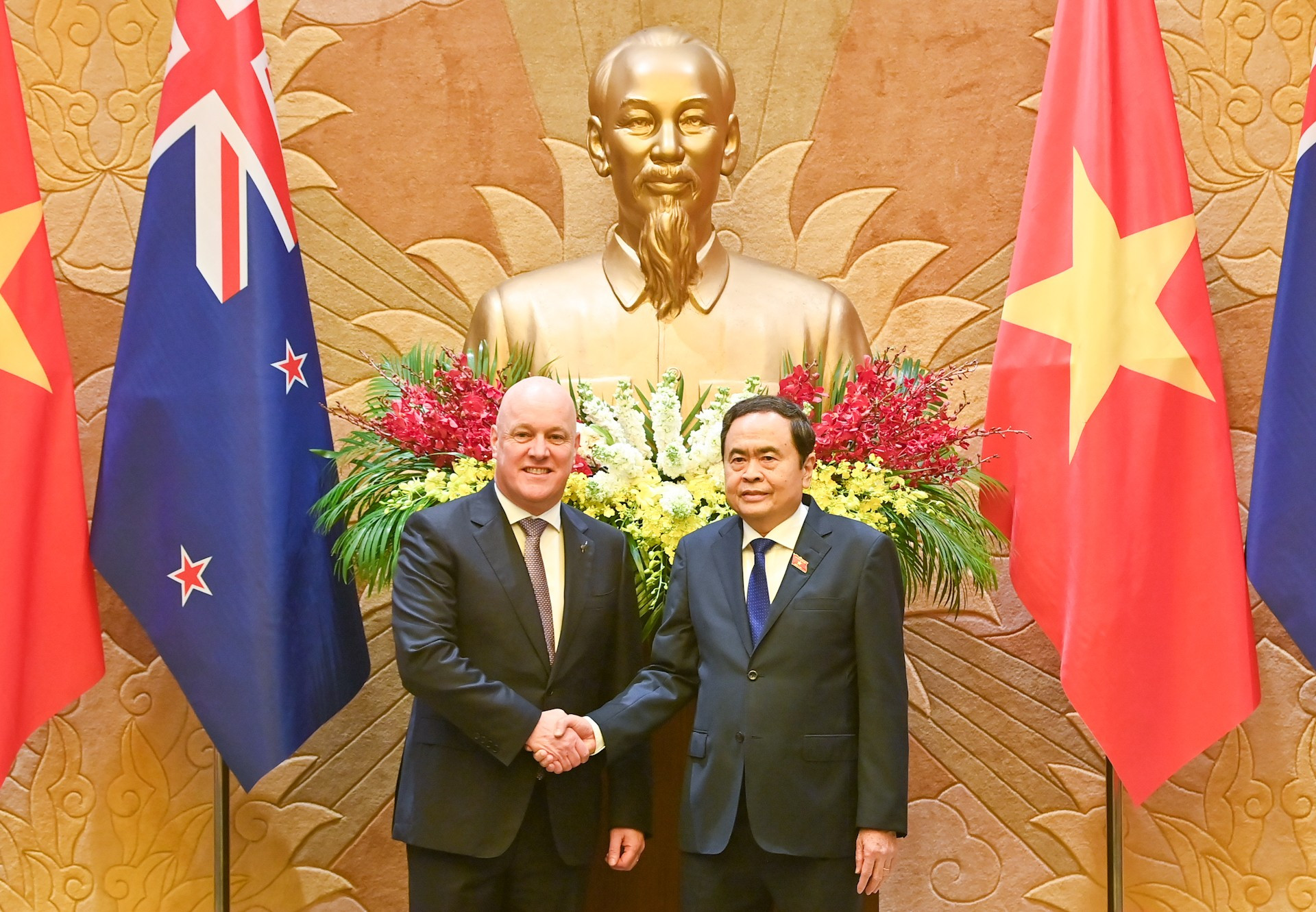 El presidente de la Asamblea Nacional de Vietnam, Tran Thanh Man, y el primer ministro de Nueva Zelanda, Christopher Luxon. El presidente de la Asamblea Nacional de Vietnam, Tran Thanh Man, y el primer ministro de Nueva Zelanda, Christopher Luxon.