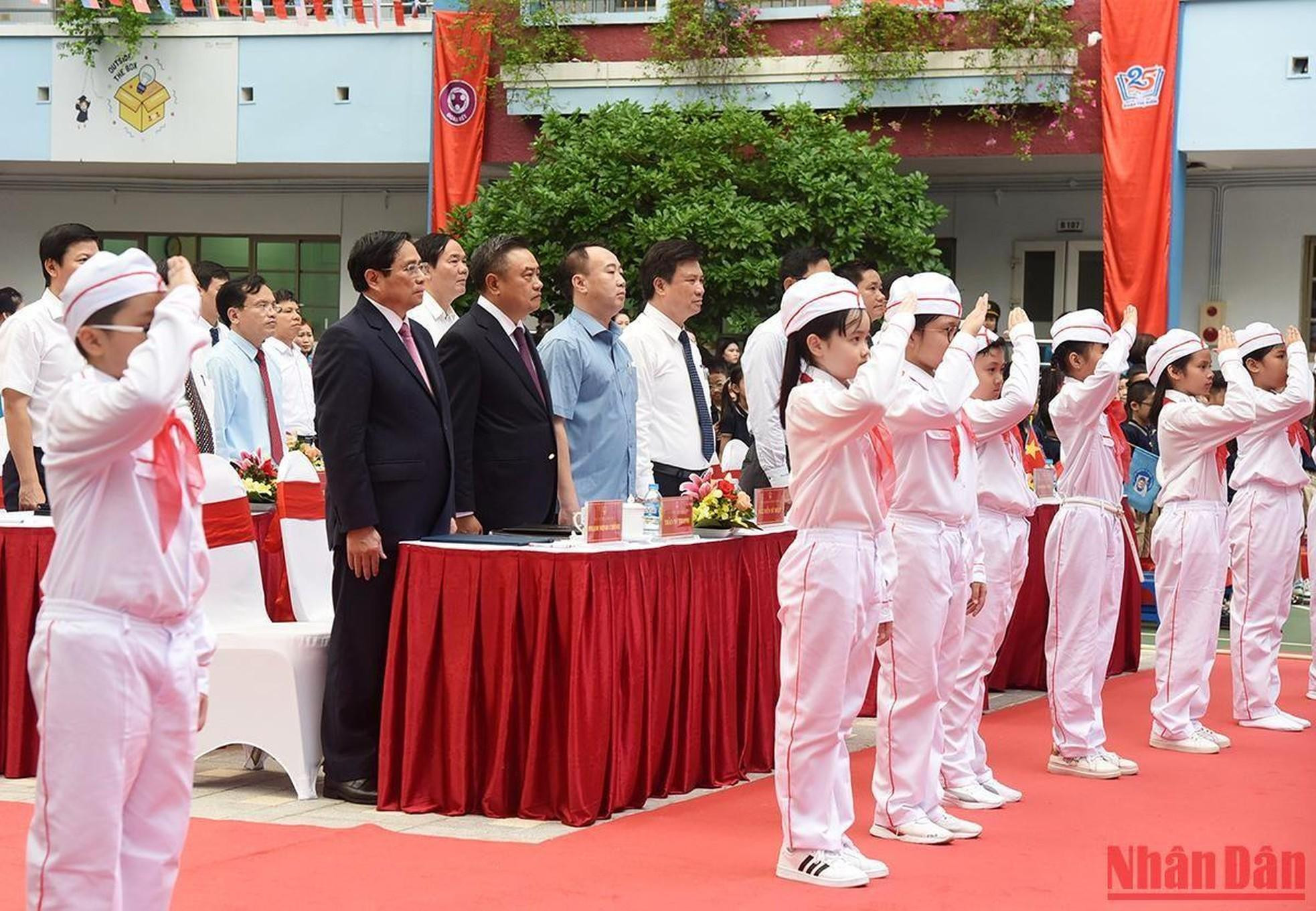 Durante el acto de saludo a la bandera nacional. Durante el acto de saludo a la bandera nacional.