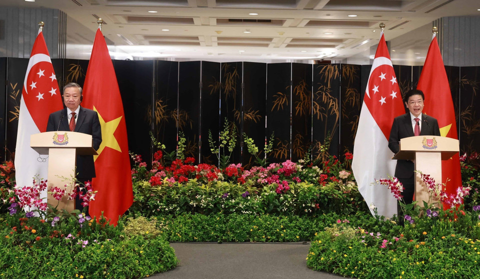 El secretario general del Partido Comunista de Vietnam, To Lam, y el primer ministro singapurense, Lawrence Wong, anuncian el 12 de marzo en Singapur la elevación de las relaciones a una asociación estratégica integral. El secretario general del Partido Comunista de Vietnam, To Lam, y el primer ministro singapurense, Lawrence Wong, anuncian el 12 de marzo en Singapur la elevación de las relaciones a una asociación estratégica integral.