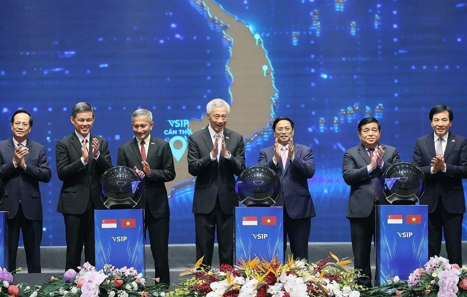 El primer ministro Pham Minh Chinh y su homólogo singapurense, Lee Hsien Loong, asisten en Hanói el 29 de agosto de 2023 a la ceremonia de inicio de construcción de los Parques Industriales Vietnam-Singapur (VSIP) en varias localidades. El primer ministro Pham Minh Chinh y su homólogo singapurense, Lee Hsien Loong, asisten en Hanói el 29 de agosto de 2023 a la ceremonia de inicio de construcción de los Parques Industriales Vietnam-Singapur (VSIP) en varias localidades.