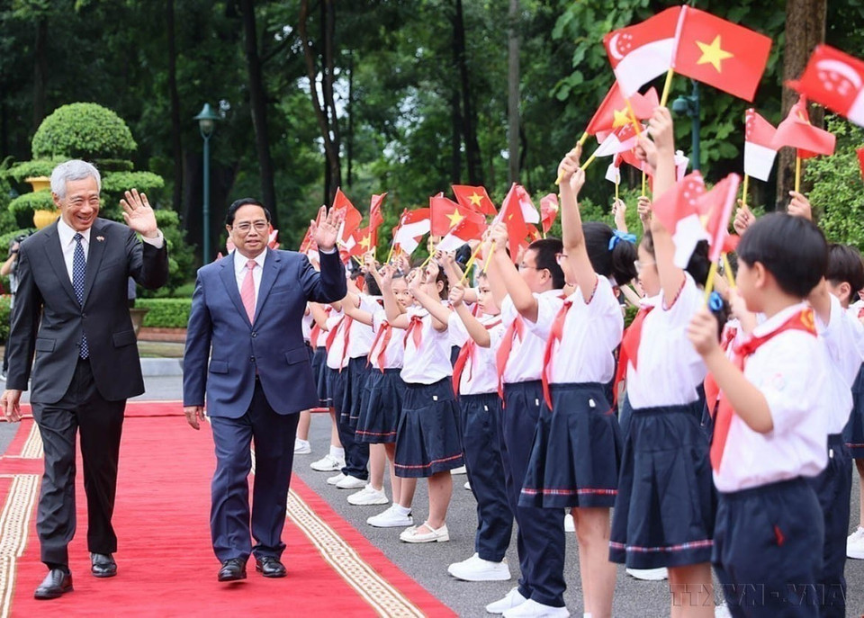 El primer ministro Pham Minh Chinh preside el 28 de agosto de 2023 la ceremonia de bienvenida a su homólogo singapurense, Lee Hsien Loong, en su visita oficial a Vietnam. El primer ministro Pham Minh Chinh preside el 28 de agosto de 2023 la ceremonia de bienvenida a su homólogo singapurense, Lee Hsien Loong, en su visita oficial a Vietnam.