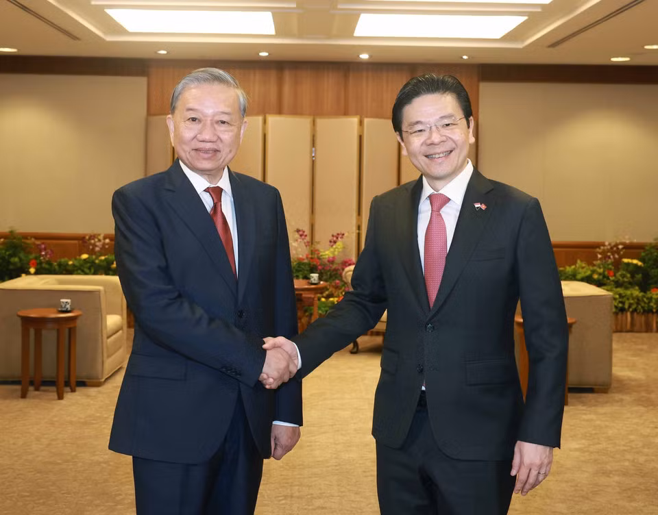 El primer ministro singapurense y secretario general del Partido de Acción Popular de Singapur (PAP), Lawrence Wong, recibe al secretario general del Partido Comunista de Vietnam, To Lam, en su visita oficial al país insular el 12 de marzo.
