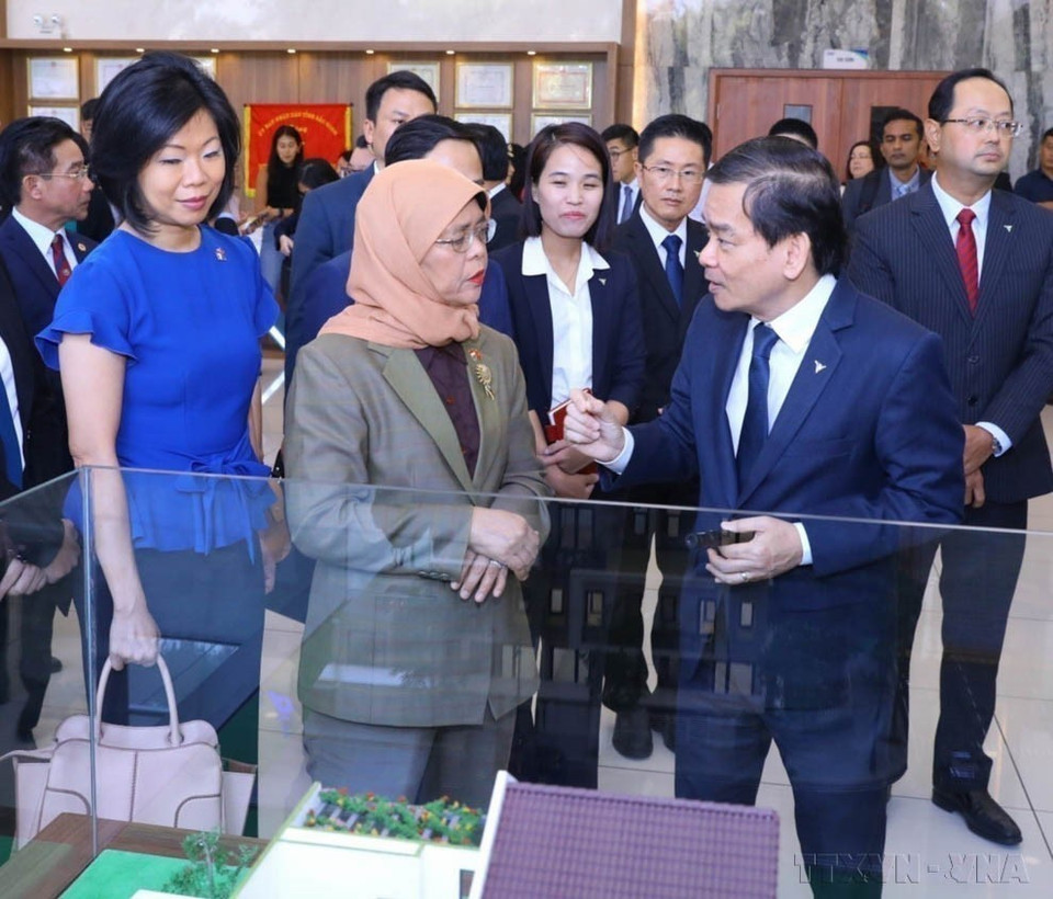 La presidenta de Singapur, Halimah Yacob, visita el 18 de octubre de 2022 el Parque Industrial Vietnam-Singapur (VSIP) en la norteña provincia vietnamita de Bac Ninh durante su visita a la nación indochina. La presidenta de Singapur, Halimah Yacob, visita el 18 de octubre de 2022 el Parque Industrial Vietnam-Singapur (VSIP) en la norteña provincia vietnamita de Bac Ninh durante su visita a la nación indochina.