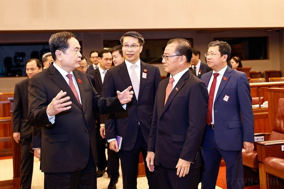 El presidente de la Asamblea Nacional de Vietnam, Tran Thanh Man, y su homólogo singapurense, Seah Kian Peng, visitan el 2 de diciembre de 2024 la sala de reuniones del Parlamento del país insular. El presidente de la Asamblea Nacional de Vietnam, Tran Thanh Man, y su homólogo singapurense, Seah Kian Peng, visitan el 2 de diciembre de 2024 la sala de reuniones del Parlamento del país insular.