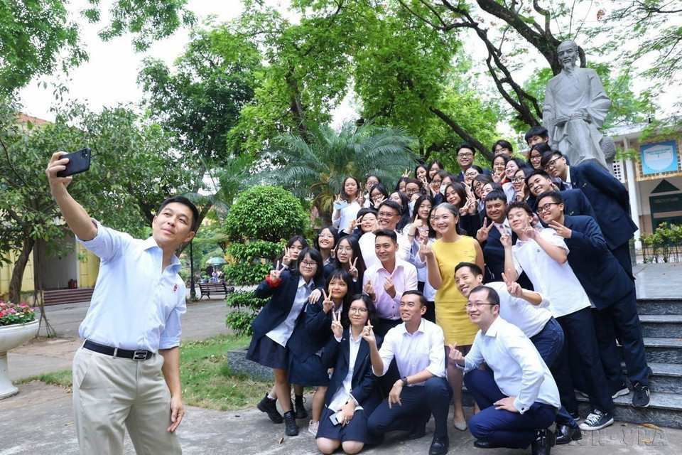 El presidente del Parlamento de Singapur, Tan Chuan-Jin, se toma el 19 de mayo de 2022 una selfie con estudiantes frente a la estatua del maestro Chu Van An en el campus de la Escuela Secundaria de Chu Van An. El presidente del Parlamento de Singapur, Tan Chuan-Jin, se toma el 19 de mayo de 2022 una selfie con estudiantes frente a la estatua del maestro Chu Van An en el campus de la Escuela Secundaria de Chu Van An.