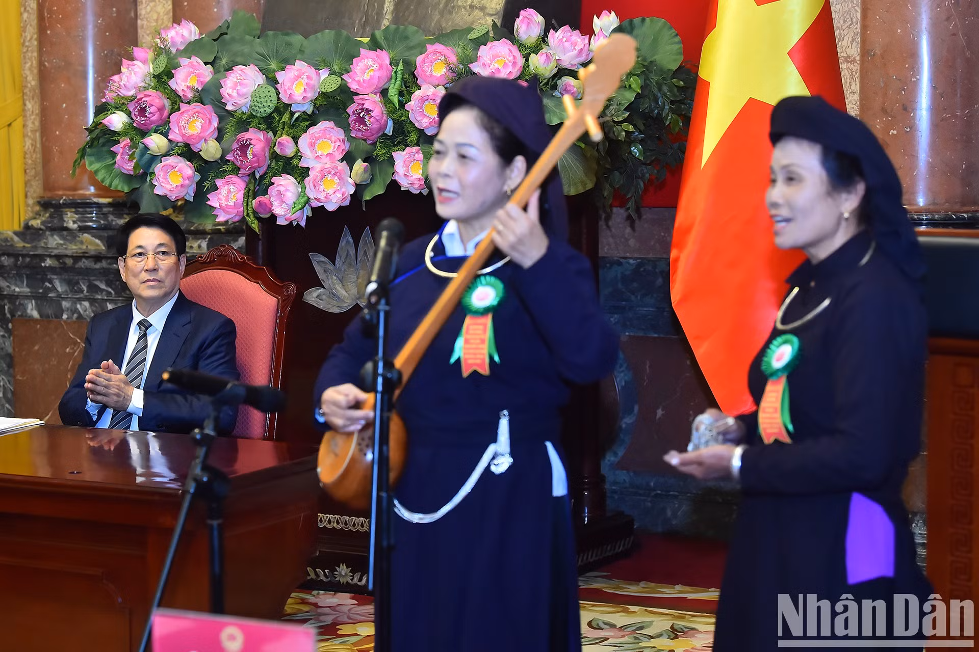 Actuación musical por la delegada Phan Thi Xuyen, originaria de la provincia de Bac Kan, honrada por su contribución al mantenimiento de valores culturales de las minorías étnicas.