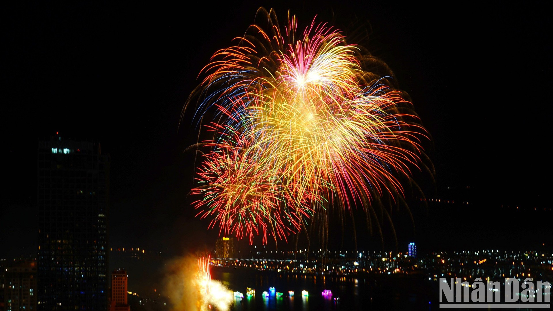 [Foto] Fuegos artificiales recrean mundo de los cuentos de hadas en Da Nang