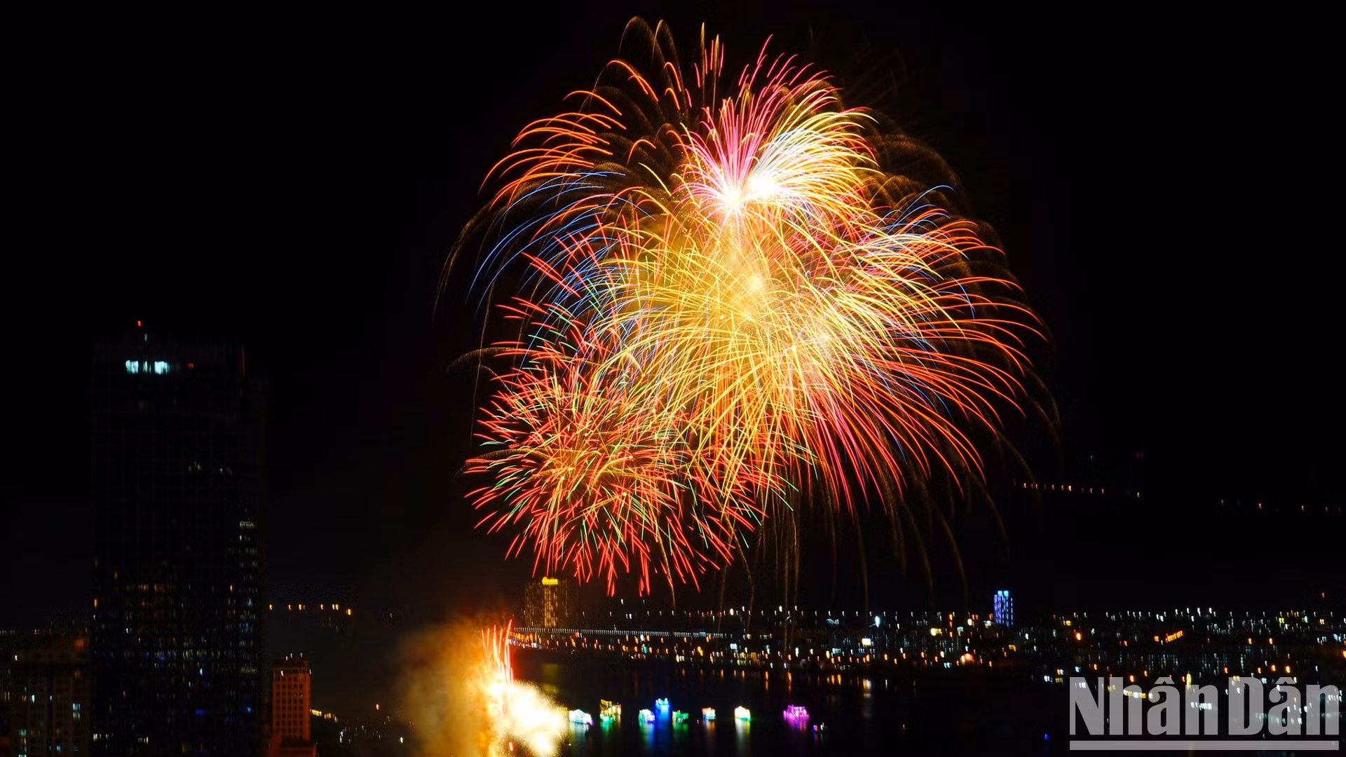 [Foto] Fuegos artificiales recrean mundo de los cuentos de hadas en Da Nang