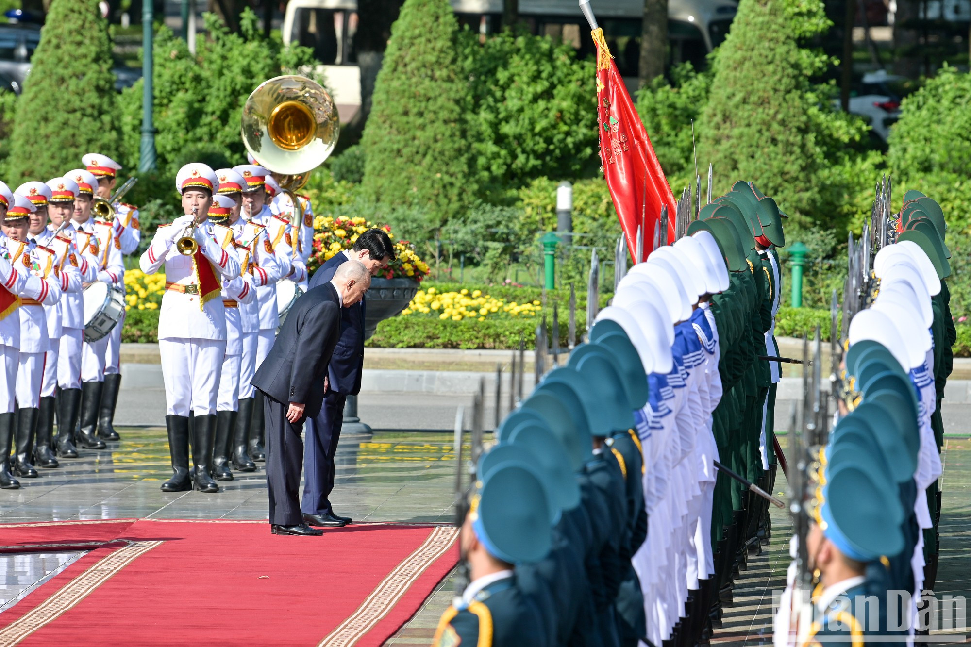 Los dos dirigentes saludan la bandera militar “Determinación para vencer”. Los dos dirigentes saludan la bandera militar “Determinación para vencer”.