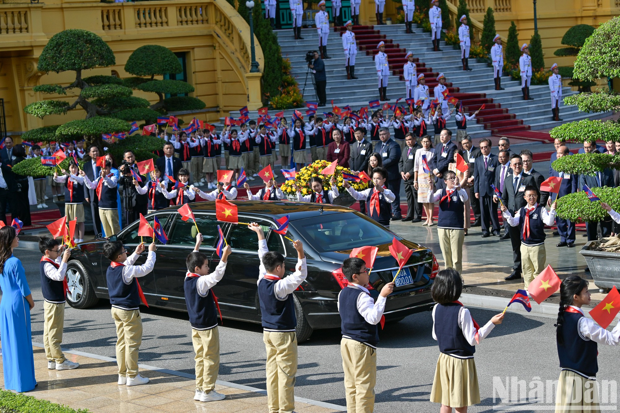 Niños capitalinos dan la bienvenida al rey de Camboya, Norodom Sihamoni. Niños capitalinos dan la bienvenida al rey de Camboya, Norodom Sihamoni.