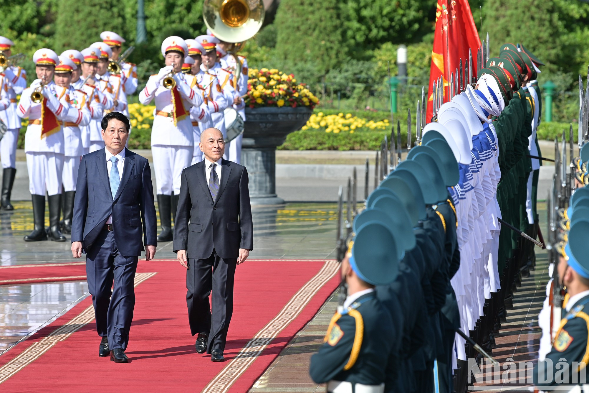 Los dos dirigentes pasan revista a la guardia de honor. Los dos dirigentes pasan revista a la guardia de honor.