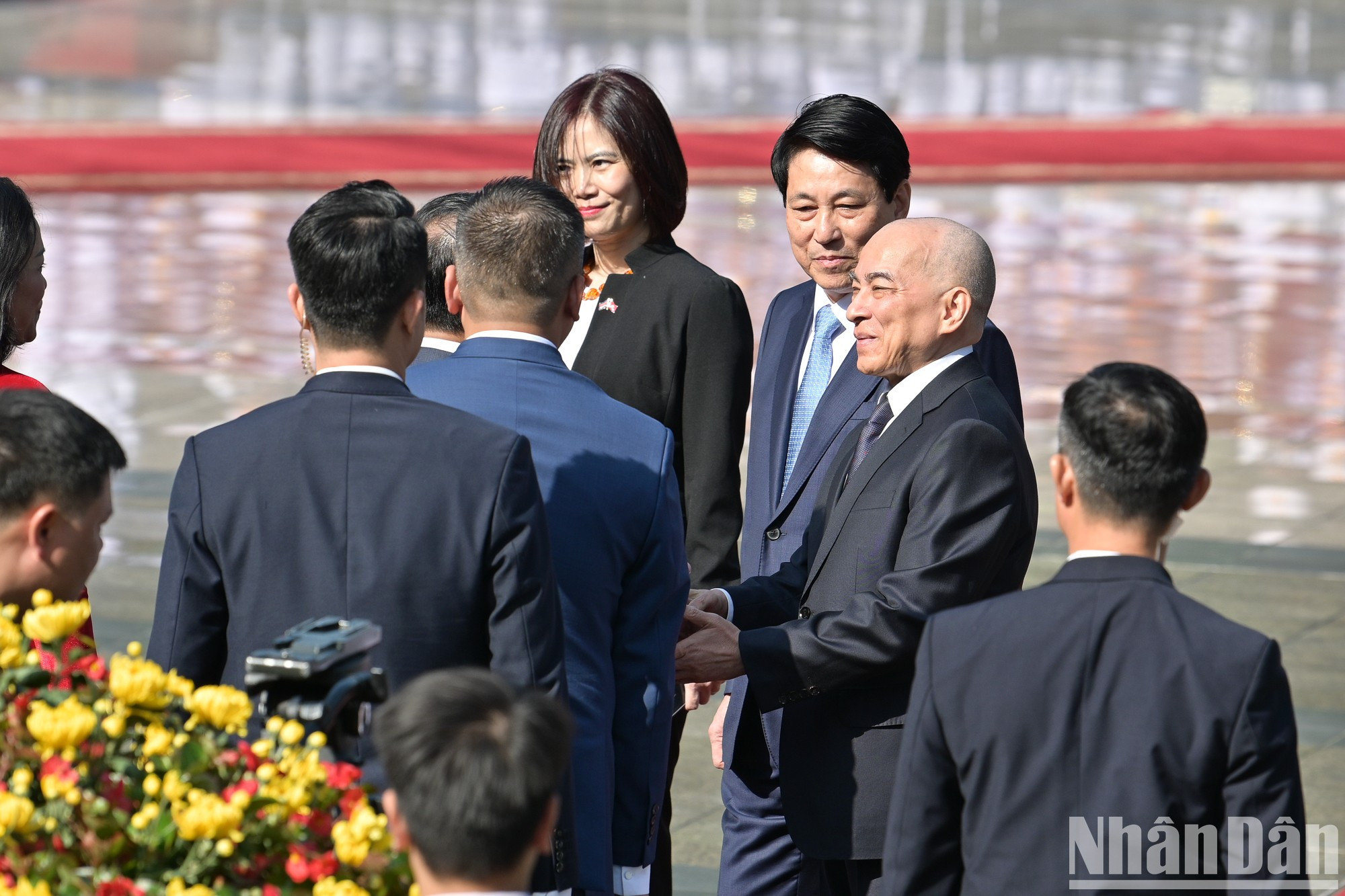 El presidente anfitrión presenta al monarca a los delegados vietnamitas durante el acto. El presidente anfitrión presenta al monarca a los delegados vietnamitas durante el acto.