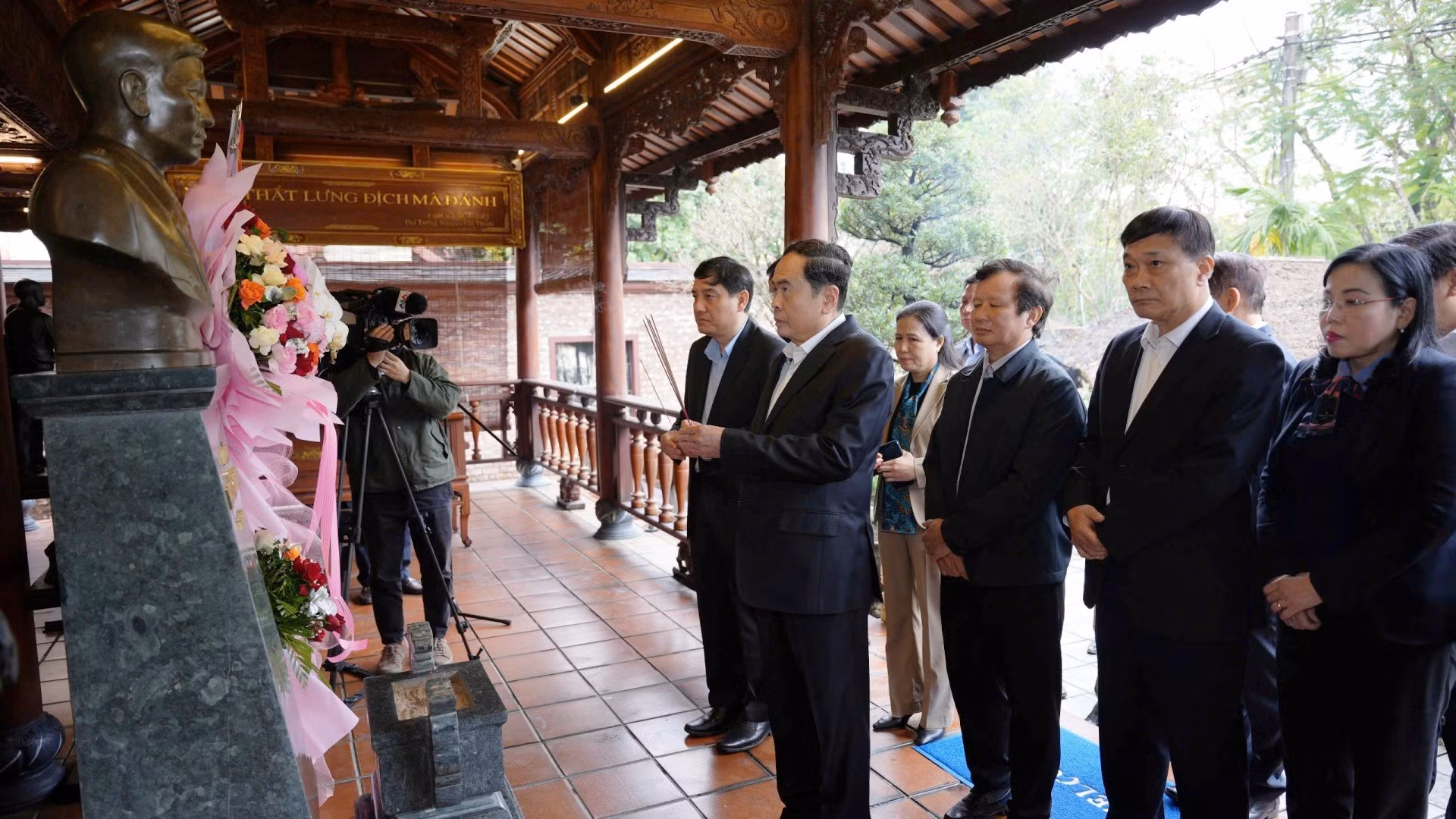 El jefe del Legislativo nacional rinde homenaje al General Nguyen Chi Thanh en el museo que lleva el nombre del difunto jefe castrense en Hue, cabecera de la provincia.