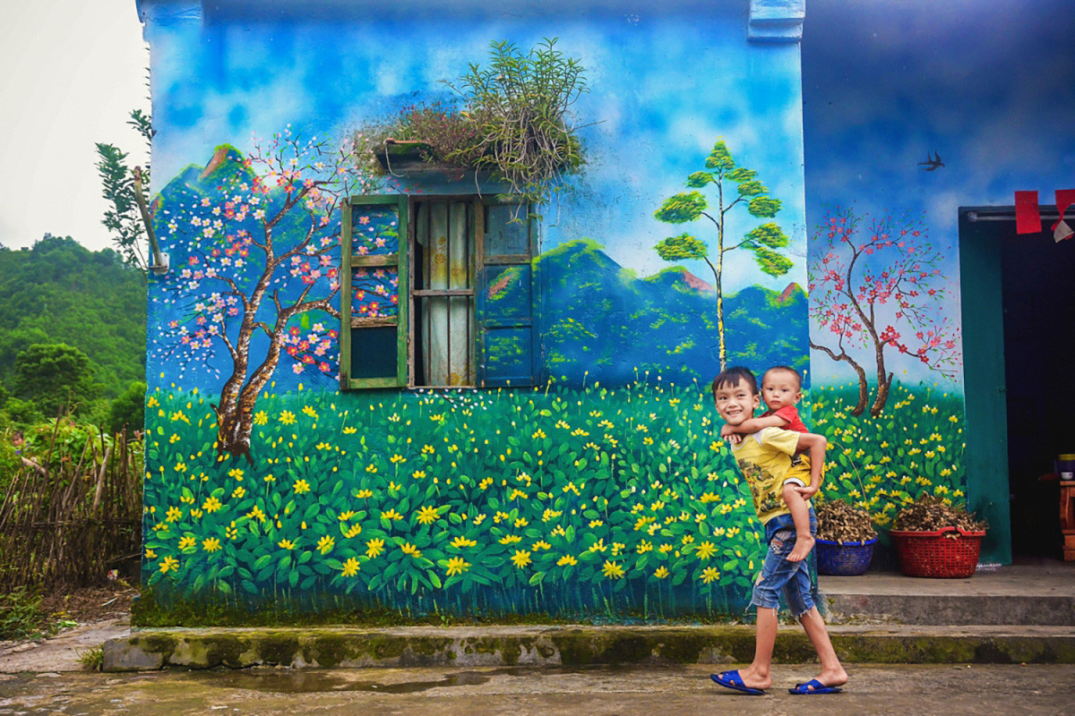 Hai Son también sobresale por el Festival de la Flor “Sim” (Rhodomyrtus tomentosa), una aldea de murales del grupo étnico Yao y especialidades de las tierras altas nororientales.