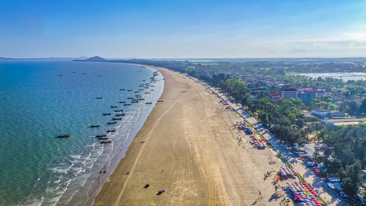 Extendida casi 17 kilómetros desde el cabo de Sa Vi al de Ngoc, la playa de Tra Co es un destino idóneo para refrescarse por sus aguas cristalinas, el susurro melodioso de los árboles costeros y un banco de arena infinita. Allí también pueden visitarse los caladeros.