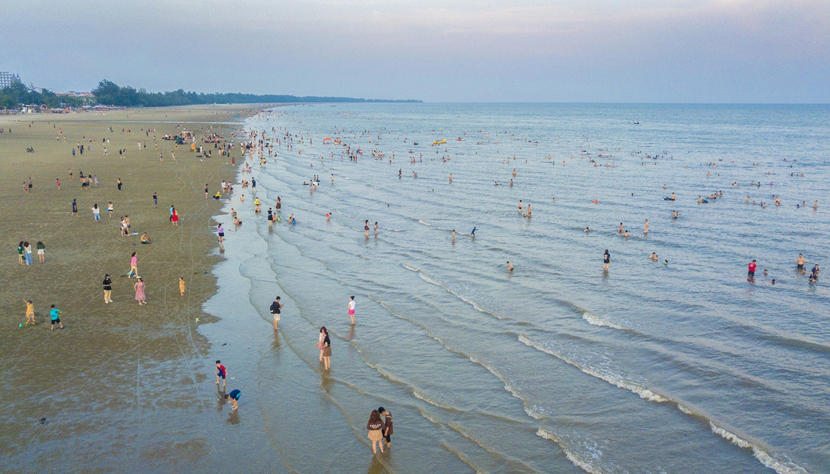 El marisco constituye otro atractivo de Tra Co. Además, la isla de Vinh Thuc, ubicada a solo unos 15 minutos de viaje en barco, posee un sinfín de playas vírgenes.