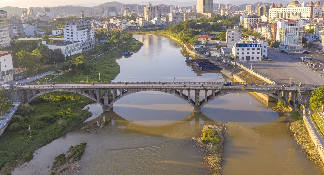 En el centro de la ciudad de Mong Cai hay 14 mercados, cuatro centros comerciales, el templo de Xa Tac, el hito fronterizo 1369, los puentes de Bac Luan y Ka Long, la calle peatonal Tran Phu y una zona gastronómica que oferta platos de Vietnam y China. Incluso se puede hacer una excursión de un día a la ciudad china de Dongxing, tras realizar unos sencillos trámites en el puerto fronterizo internacional de Mong Cai. En el centro de la ciudad de Mong Cai hay 14 mercados, cuatro centros comerciales, el templo de Xa Tac, el hito fronterizo 1369, los puentes de Bac Luan y Ka Long, la calle peatonal Tran Phu y una zona gastronómica que oferta platos de Vietnam y China. Incluso se puede hacer una excursión de un día a la ciudad china de Dongxing, tras realizar unos sencillos trámites en el puerto fronterizo internacional de Mong Cai.