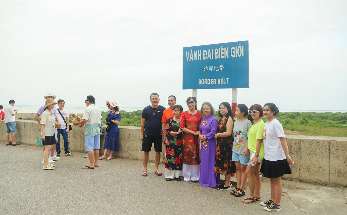 Los viajeros quedan fascinados por los paisajes alrededores de la frontera, participar en actividades culturales e ir de compras a las tiendas de productos OCOP (Cada comuna, un producto).