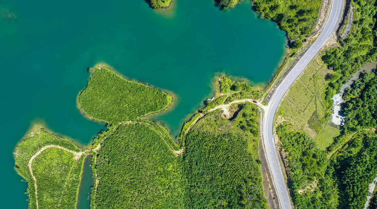 Los destinos locales se esparcen por la línea limítrofe, el litoral, zonas de turismo comunitario y ecoturismo, y reliquias culturales, históricas y espirituales.