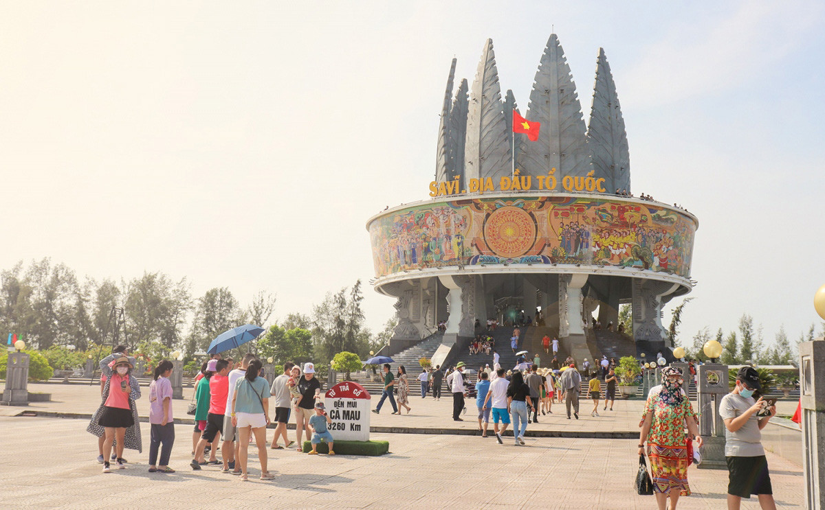 El verano de 2023 marca la reactivación del sector turístico local. Durante los cinco días de vacaciones por el aniversario de la Liberación del Sur y la Reunificación Nacional (30 de abril) y el Día Internacional de los Trabajadores (1 de mayo), Mong Cai atendió a unos 160 mil visitantes, lo que supone un aumento interanual del 60 por ciento.