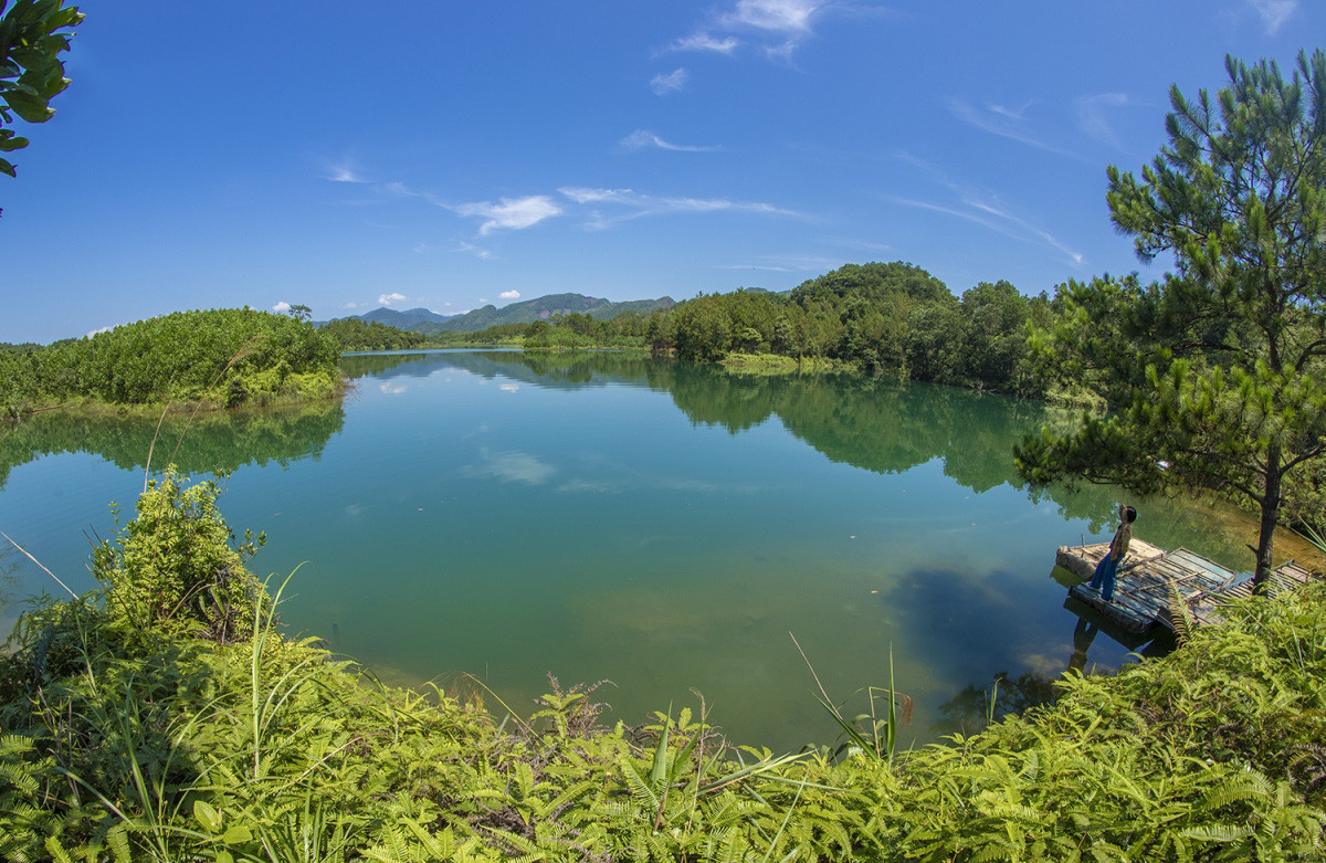Mong Cai posee un enorme potencial para desarrollar destinos ecológicos combinando el descubrimiento de las culturas de las etnias asentadas en la frontera. Espera acoger en 2023 a 1,5 millones de visitantes, la tercera parte de ellos foráneos.