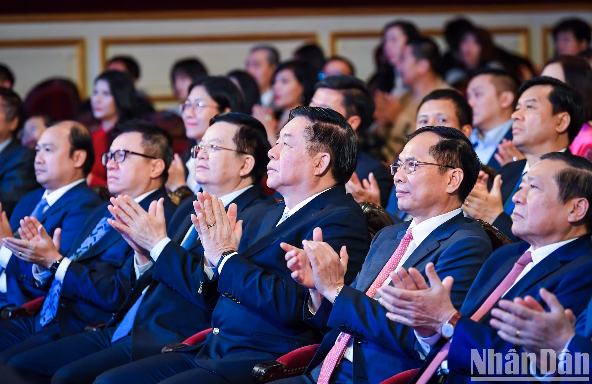 Dirigentes del Partido y del Estado asisten al evento.