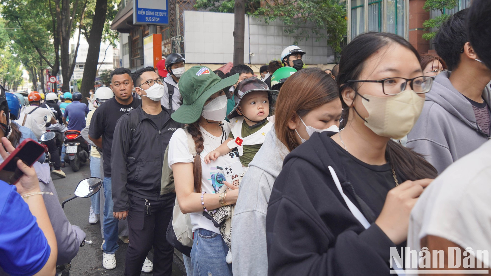 El reparto gratuito de esa publicación especial es otra en la serie de actividades del diario para conmemorar el 50 aniversario del 30 de abril de 1975.