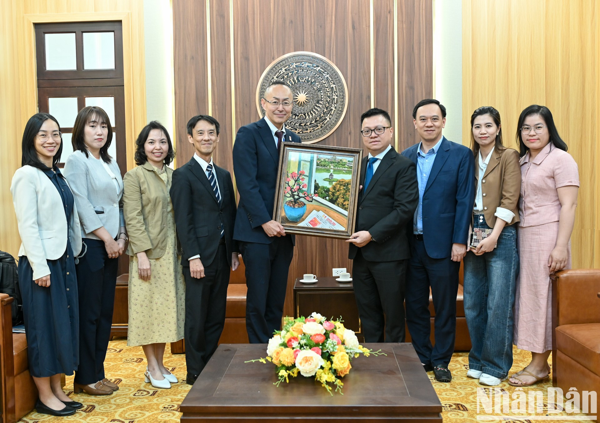 El dirigente de Nhan Dan entrega un regalo de recuerdo a la delegación de la JICA. El dirigente de Nhan Dan entrega un regalo de recuerdo a la delegación de la JICA.