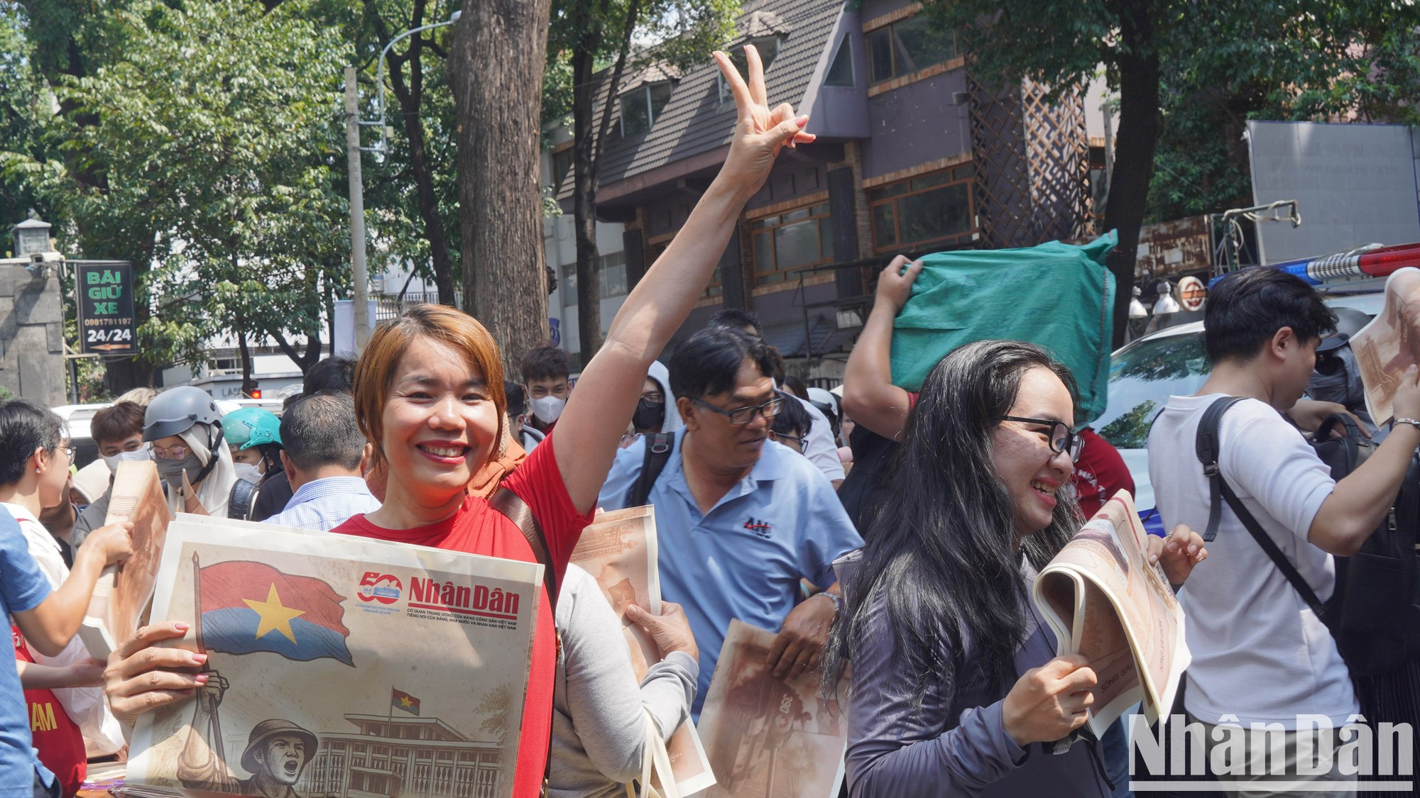 La alegría por recibir la actualmente muy buscada publicación de Nhan Dan.