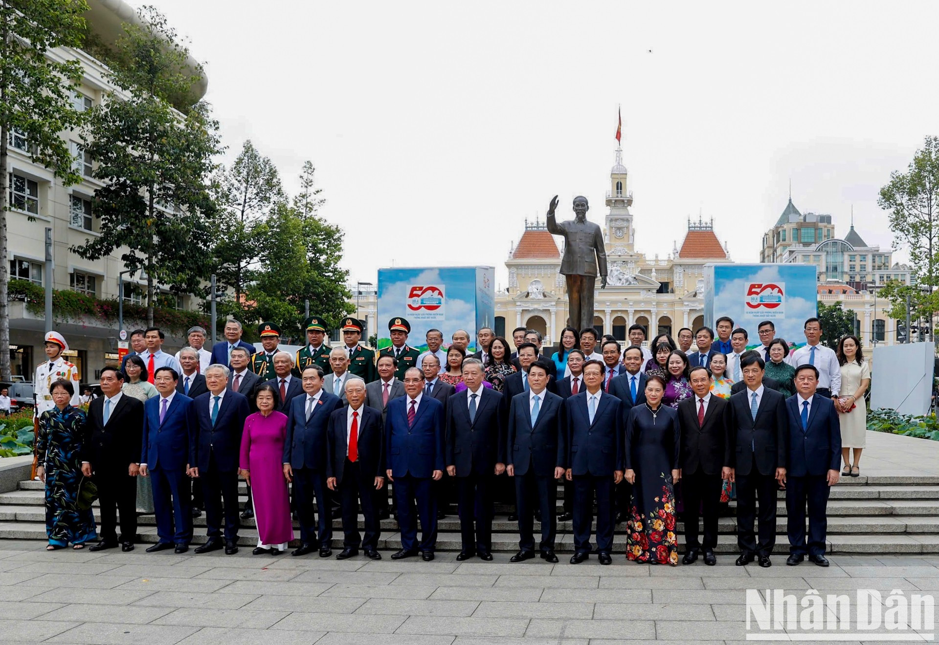 Los delegados posan en el recinto del parque. Los delegados posan en el recinto del parque.