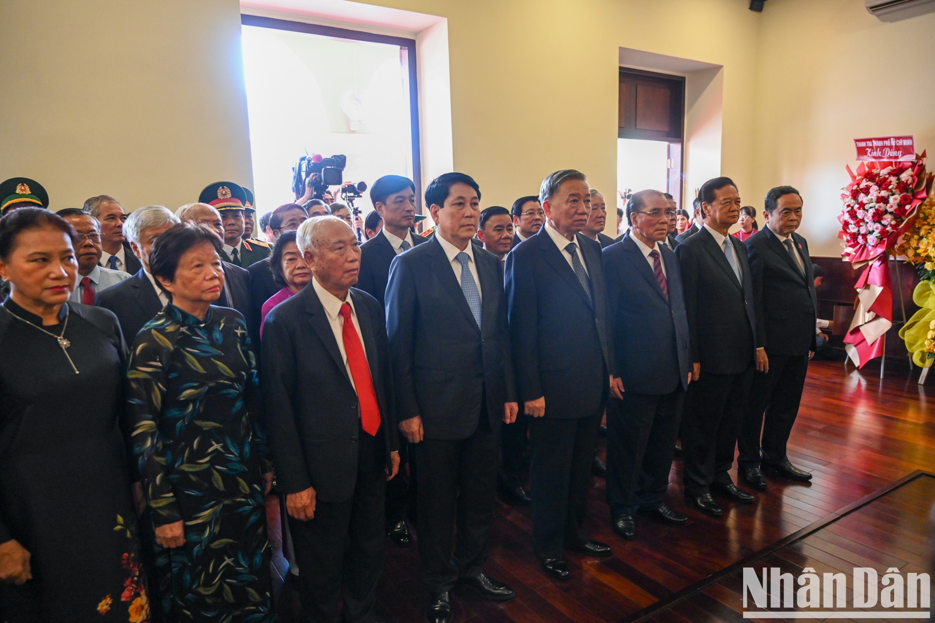 Dirigentes y exdirigentes del Partido y del Estado en el acto de homenaje, efectuado en la filial municipal del Museo de Ho Chi Minh. Dirigentes y exdirigentes del Partido y del Estado en el acto de homenaje, efectuado en la filial municipal del Museo de Ho Chi Minh.