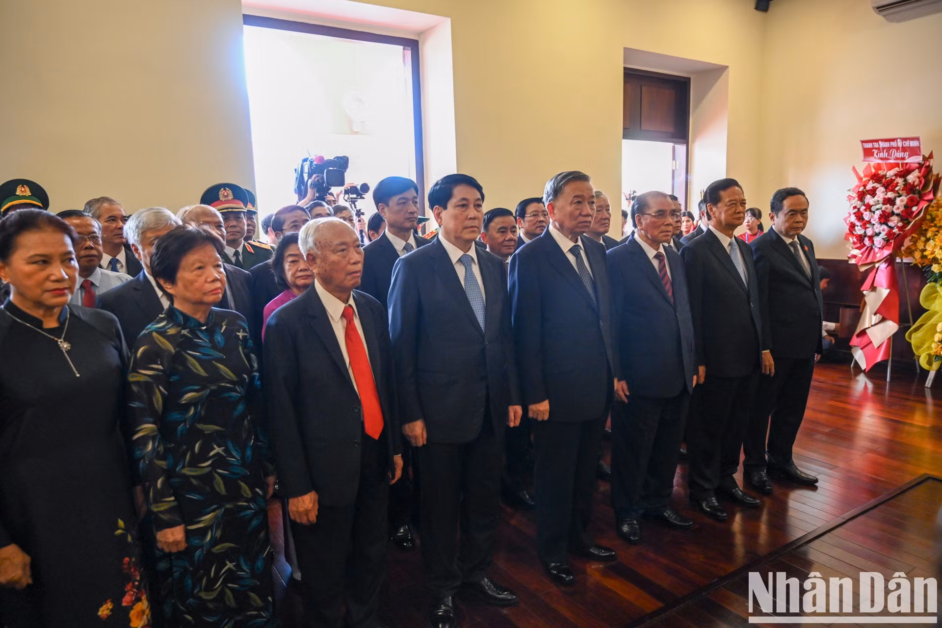 Dirigentes y exdirigentes del Partido y del Estado en el acto de homenaje, efectuado en la filial municipal del Museo de Ho Chi Minh.