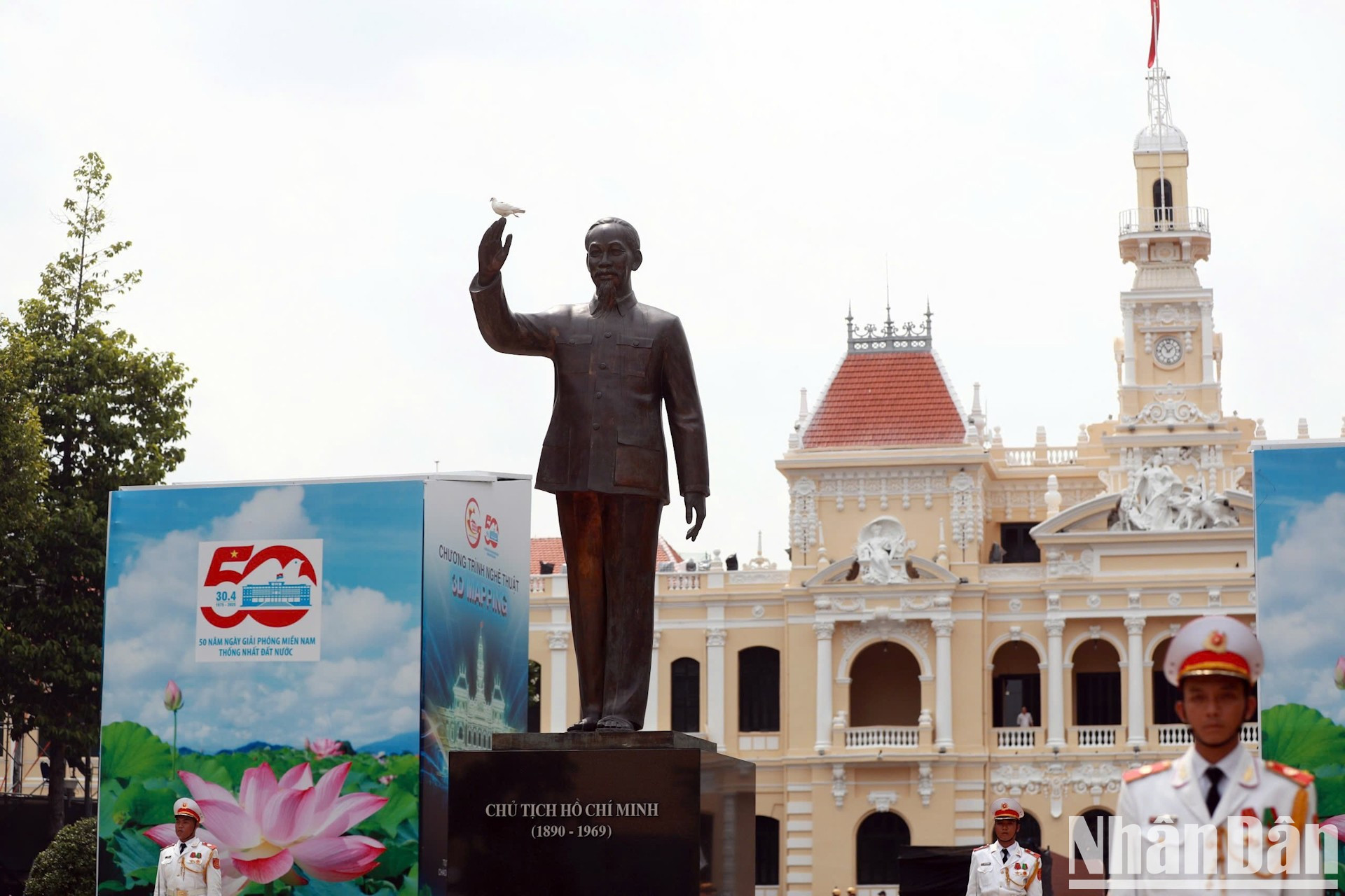 El Parque del Monumento dedicado al Presidente Ho Chi Minh en el distrito 1. El Parque del Monumento dedicado al Presidente Ho Chi Minh en el distrito 1.
