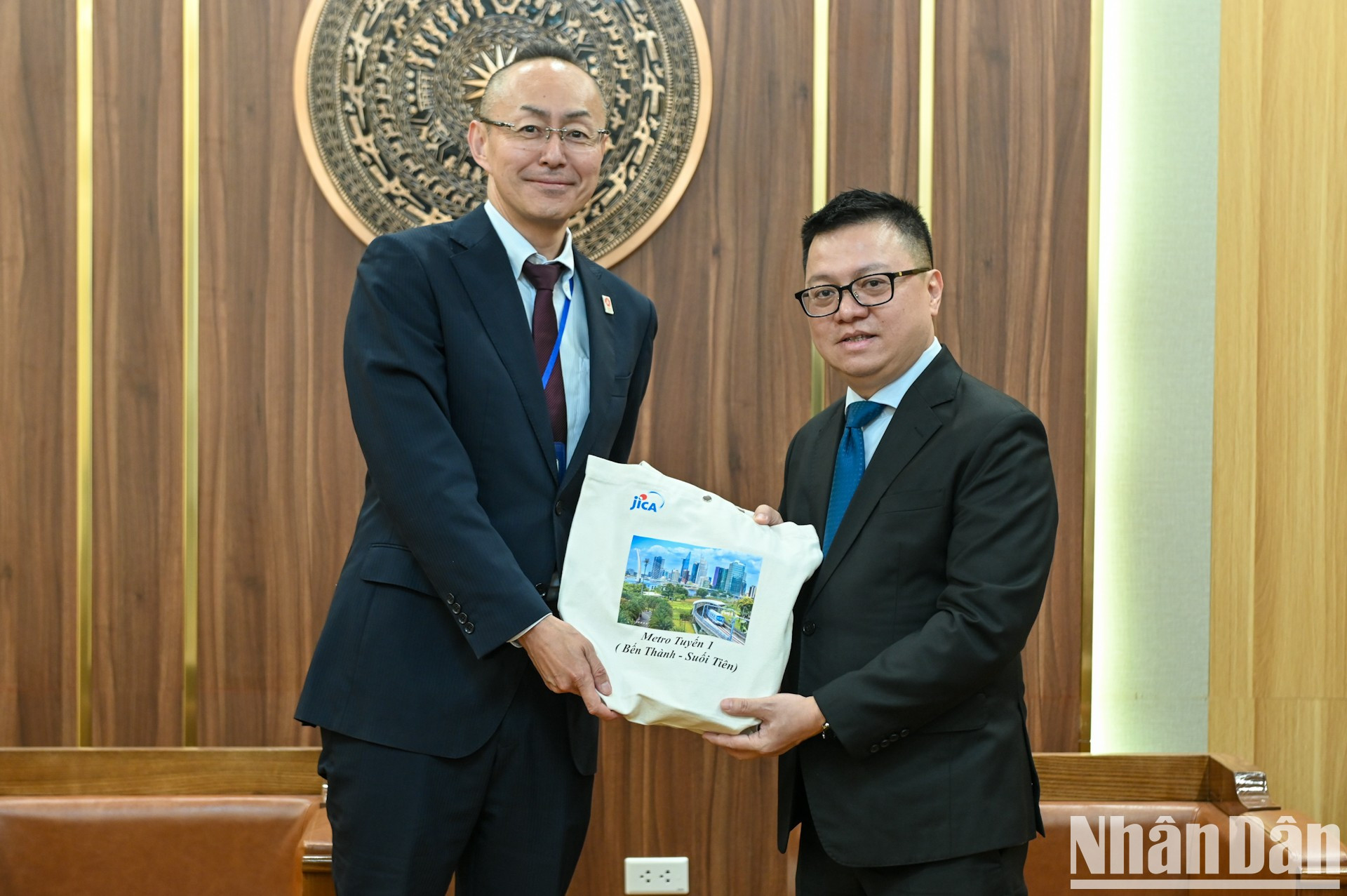 El representante jefe de la JICA en Vietnam, Kobayashi Yosuke, entrega un regalo de recuerdo al presidente-editor de Nhan Dan, Le Quoc Minh. El representante jefe de la JICA en Vietnam, Kobayashi Yosuke, entrega un regalo de recuerdo al presidente-editor de Nhan Dan, Le Quoc Minh.