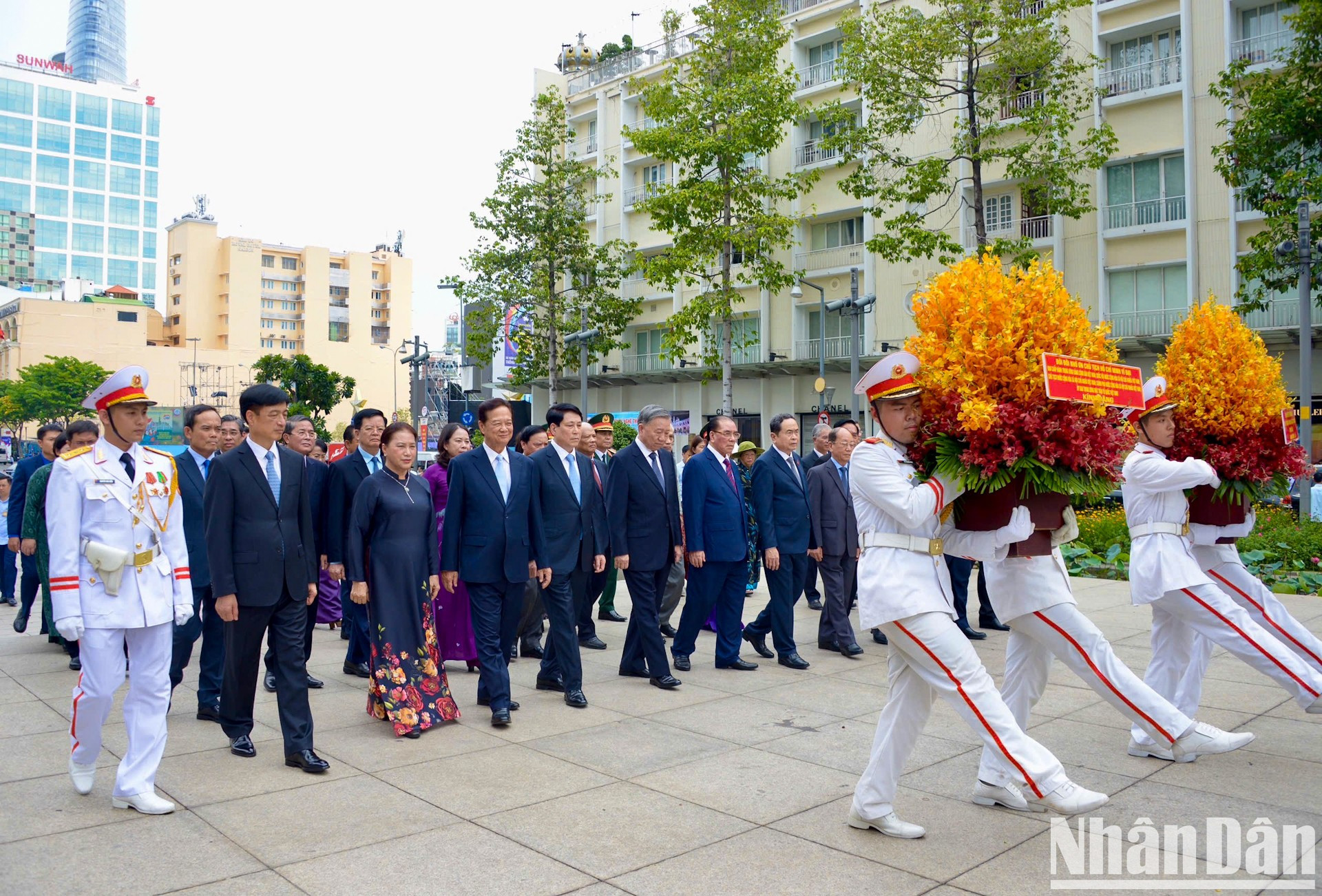 La comitiva coloca ofrendas florales en el Parque del Monumento dedicado al Presidente Ho Chi Minh en el distrito 1. La comitiva coloca ofrendas florales en el Parque del Monumento dedicado al Presidente Ho Chi Minh en el distrito 1.