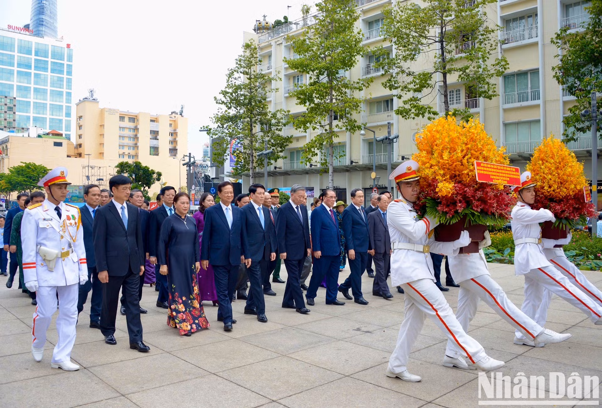 La comitiva coloca ofrendas florales en el Parque del Monumento dedicado al Presidente Ho Chi Minh en el distrito 1.