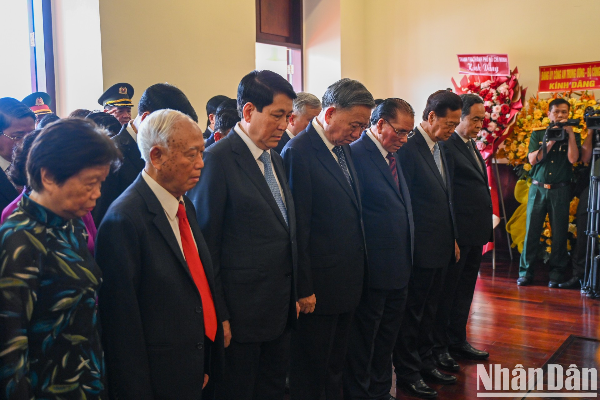 Dirigentes y exdirigentes del Partido y del Estado en el acto de homenaje, efectuado en la filial municipal del Museo de Ho Chi Minh. Dirigentes y exdirigentes del Partido y del Estado en el acto de homenaje, efectuado en la filial municipal del Museo de Ho Chi Minh.