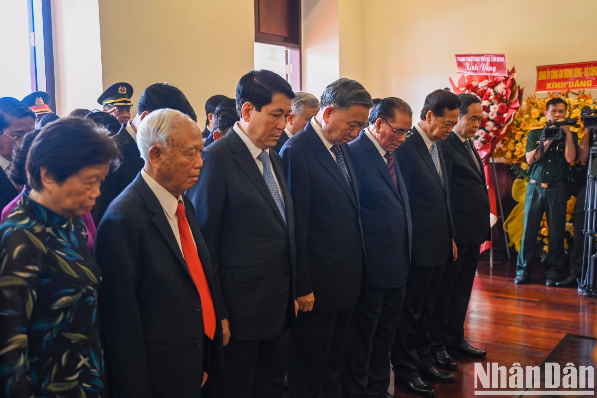 Dirigentes y exdirigentes del Partido y del Estado en el acto de homenaje, efectuado en la filial municipal del Museo de Ho Chi Minh.