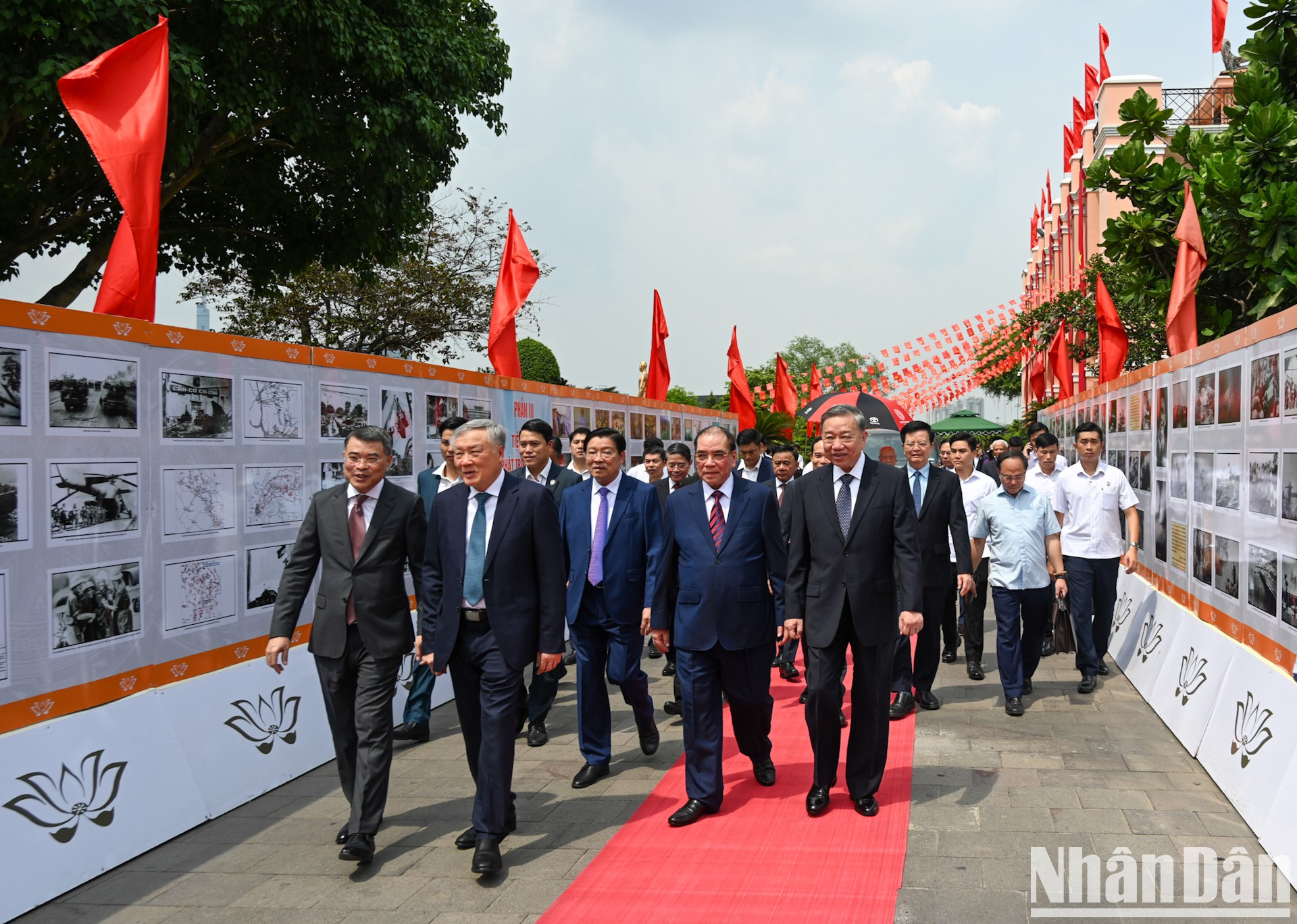 El secretario general del Partido, To Lam, junto con dirigentes y exdirigentes del Partido y del Estado. El secretario general del Partido, To Lam, junto con dirigentes y exdirigentes del Partido y del Estado.