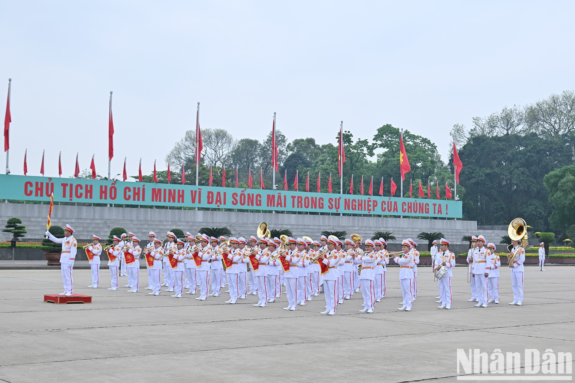 La banda militar sirve en el acto de homenaje, efectuado en la plaza de Ba Dinh. La banda militar sirve en el acto de homenaje, efectuado en la plaza de Ba Dinh.