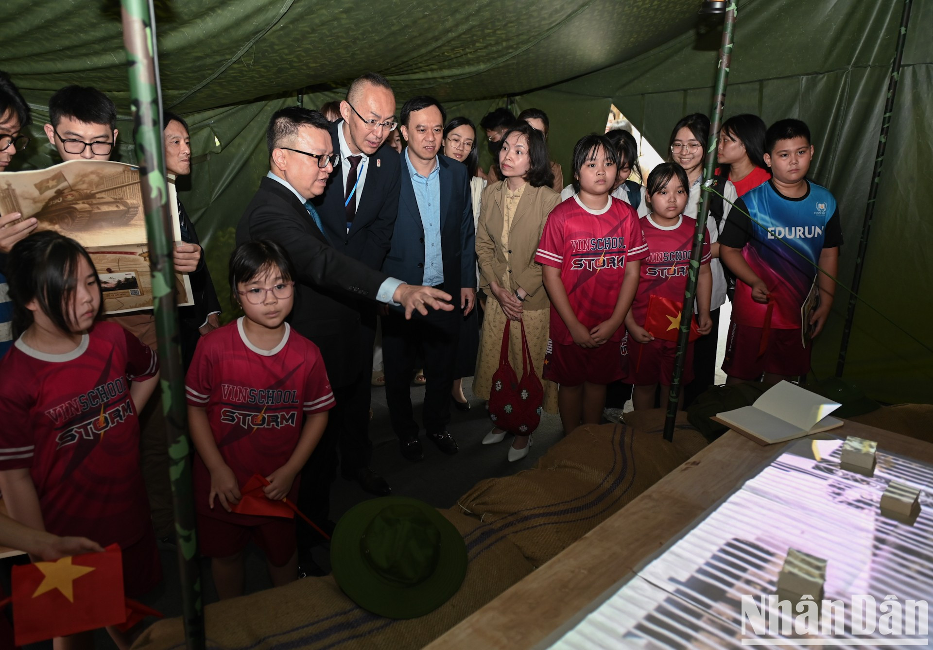 El compañero Le Quoc Minh presenta al visitante la tecnología de mapeo tridimensional en la exposición interactiva. El compañero Le Quoc Minh presenta al visitante la tecnología de mapeo tridimensional en la exposición interactiva.